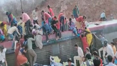 MP में बड़ा हादसा: मजदूरों से भरी बस पलटी, 3 की मौत और कई नीचे दबे, दहशत में खिड़की से लगाई छलांग