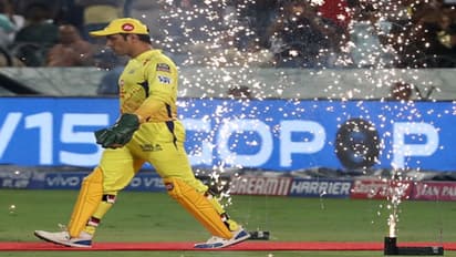 సింపిల్ క్యాచ్ మిస్ చేసిన ధోనీ.. అభిమానులు షాక్..!