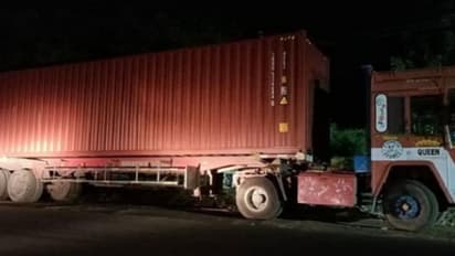 பெரும் பரபரப்பு.. வாக்கு எண்ணும் மையத்தின் அருகே கண்டெய்னர் லாரி.. அலறும் திமுக..!