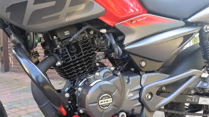 സ്പോര്ട്ടി ലുക്കും കരുത്തും മോഹവിലയും; ഇതാ ഇന്ത്യയിലെ 'പാവങ്ങളുടെ സൂപ്പര് ബൈക്കുകള്'!