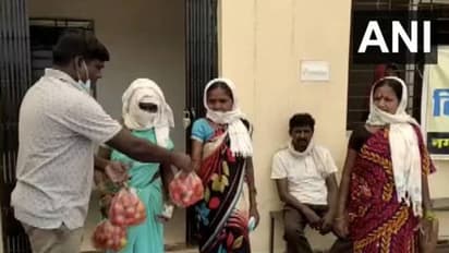 വാക്സിനെടുത്താൽ പകരമായി ജനങ്ങൾക്ക് തക്കാളി, വാക്സിൻ വിമുഖത മാറ്റാൻ പുതിയ തന്ത്രവുമായി പട്ടണം