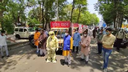 కోవిడ్ శవాలను తీసుకెళ్లే వాహనాల ముందు ఫోటోలు.. వివాదంలో బీజేపీ ఎంపీ.. !