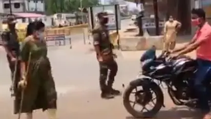 Chhattisgarh: Pregnant lady DSP manages traffic, urges people to follow covid guidelines