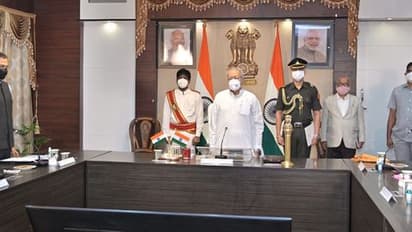 అదృశ్య శత్రువైన కరోనాపై ఇక సమిష్టి యుద్దమే...: గవర్నర్ బిశ్వభూషన్