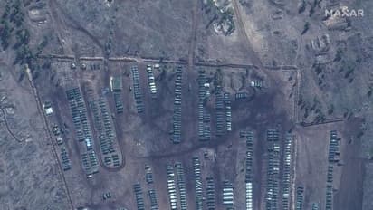 Russia ने Ukraine बार्डर पर सैनिकों की घेराबंदी को कम करने का किया ऐलान, कहा-पश्चिमी देश बेवजह उन्माद फैला रहे