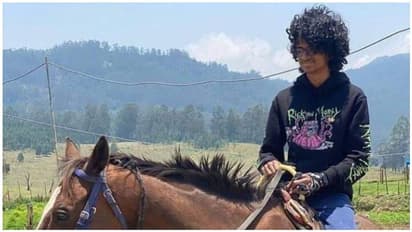 குதிரை ஏறி புறப்படத்தயாராகி விட்டார் அடுத்த வாரிசு... கலைஞர் குடும்பத்து குட்டி ராசாவா இது..?