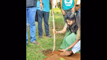 சொன்னதை செய்த சிம்பு...! மறைந்த நடிகர் விவேக்கிற்கு... "மாநாடு" படக்குழு செலுத்திய இதயபூர்வமான அஞ்சலி!