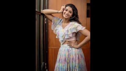 364 நாள் கோமா-ல இருந்தியா?... பாசத்தோடு போட்டோ போட்ட காதலனை பங்கமாக கலாய்த்த பிரியா பவானி சங்கர்