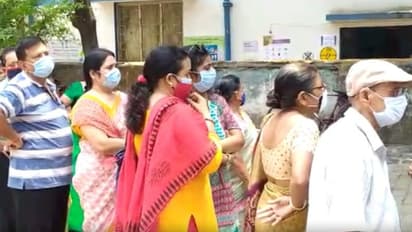 টিকা নিতে এসে কোভিড আক্রান্ত হওয়ার সম্ভাবনা, দুয়ারে সরকারের মত বাড়ি বাড়ি টিকা দেওয়ার দাবি জনতার