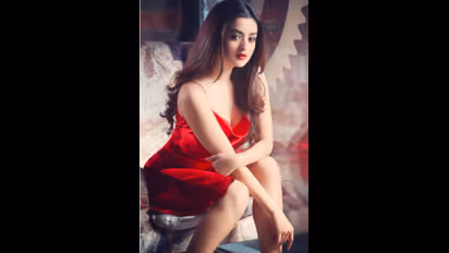 Viral Darshana Banik: ওয়েস্টার্ন হোক বা শাড়ি, প্রতিটা লুকেই পার্ফেক্ট টলিকুইন দর্শনা