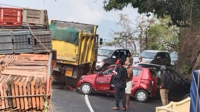 గుంటూరులో ఘోరం... అతివేగంతో కార్లపైకి దూసుకెళ్లిన లారీ, తృటిలో తప్పిన ప్రాణనష్టం (వీడియో)
