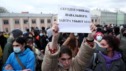 यूक्रेन पर हमले की कीमत चुका रही रूसी जनता, खाने का सामान 40% तक महंगा, 2 हफ्ते में दोगुने बढ़े दूध के दाम