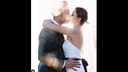 বউকে চুমুতে দেন ভরিয়ে,  ধরা দেন অন্তরঙ্গ মুহূর্তে, দেখুন আরসিবি অধিনায়কের ভাইরাল ছবি