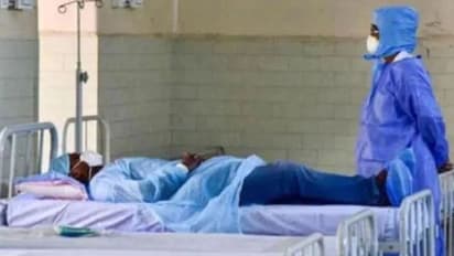 ಸೋಂಕಿನ ಭಯಕ್ಕೆ ವೃದ್ಧೆ ಜತೆ ಕುಟುಂಬ ಮನೆಯಿಂದ ಹೊರಹಾಕಿದ ಮಾಲೀಕ