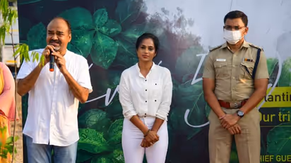 ஆயுதப்படை வீரர்களுடன்... விவேக் நினைவாக 59 மரக்கன்றுகளை நட்ட 'பிக்பாஸ்' ரம்யா பாண்டியன்!