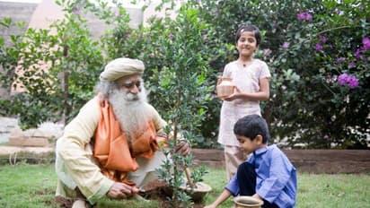 மண்ணையும் மக்களையும் காக்க மரம் நடுவோம்..! உலக பூமி தினத்தில் சத்குரு வேண்டுகோள்