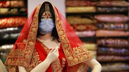 വിവാഹദിനത്തിലെ മേയ്ക്ക് അപ്പ് അലങ്കോലമാകും; മാസ്ക് ധരിക്കാതെ യുവതി, പിഴയിട്ട് പൊലീസ്