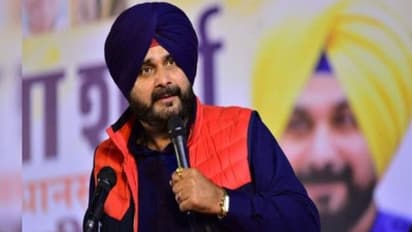 सिद्धू ने टि्वटर से हटाया कांग्रेस का नाम, लिखा-'हम तो डूबेंगे सनम तुम्हें भी ले डूबेंगे'..मचाई खलबली