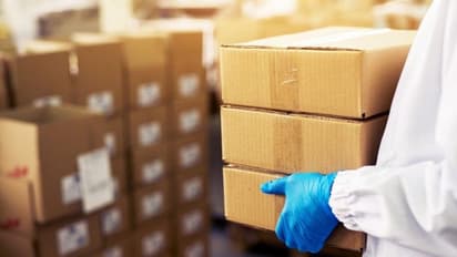 விமானப்படை விமானத்தில் டில்லியிலிருந்து வெண்டிலேட்டா் உள்ளிட்ட 35 பாா்சல்கள் வருகை. தமிழக அரசு தீவிரம்.