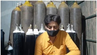 ഓക്സിജൻ ക്ഷാമത്തിനിടെ ദില്ലിയിലെ ഒരു വീട്ടിൽ നിന്ന് 48 ഓക്സിജൻ സിലിണ്ടറുകൾ പിടിച്ചെടുത്തു