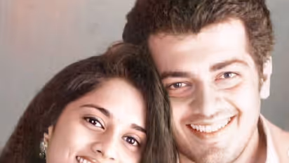 ஸ்லீவ் லெஸ் உடையில் செம்ம மாடர்னாக தங்கை ஷாமிலியுடன் அஜித் மனைவி ஷாலினி..! வைரலாகும் புகைப்படம்!