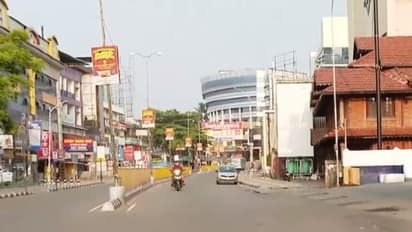 കൊവിഡ് വ്യാപനം പിടിച്ചു കെട്ടാൻ വീട്ടിലിരുന്ന് കേരളം; കർശന നിയന്ത്രണങ്ങളോട് സഹകരിച്ച് ജനം