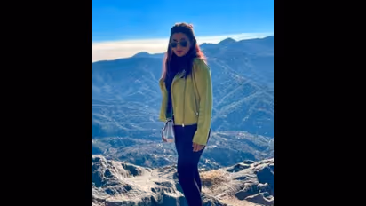 সাদা পোষাকে শরীরি আকবাকেই কাবু নেটিজেনরা, ভাইরাল ভারতীয় ক্রিকেটার সুপার হট বউ