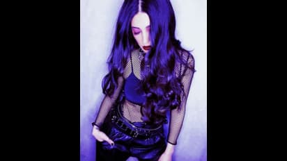 வித்தியாசமான கெட்டப்பில்... உடல் தெரியும் உச்சகட்ட கவர்ச்சியில் ஹாட் போட்டோ ஷூட் நடத்திய ஸ்ருதி ஹாசன்!