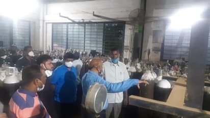 ಆಮ್ಲಜನಕದ ಕೊರತೆ ನೀಗಿಸಲು ಆಕ್ಸಿಜನ್ ಪ್ಲಾಂಟ್‌ಗೆ ಸತೀಶ್ ಜಾರಕಿಹೊಳಿ ಭೇಟಿ