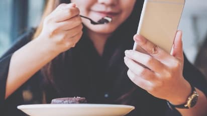 കഴിക്കുമ്പോള് ഫോണോ ടിവിയോ നോക്കിയിരിക്കാറുണ്ടോ? ഒരു രസികന് പരീക്ഷണം നടത്തിയാലോ!