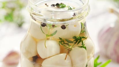 ട്വിറ്ററില്‍ തരംഗമായി 'പിക്കിള്‍ഡ് ഗാര്‍ലിക്'; സംഭവം നമ്മുടെ നാടന്‍ രുചിക്കൂട്ട് തന്നെ....