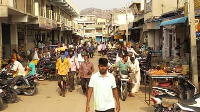 ವೀಕೆಂಡ್‌ ಕರ್ಫ್ಯೂ: ವೈರಸ್‌ಗೆ ಡೋಂಟ್‌ ಕೇರ್‌, ಅಗತ್ಯ ವಸ್ತುಗಳ ಖರೀದಿಗೆ ಮುಗಿಬಿದ್ದ ಜನ..!