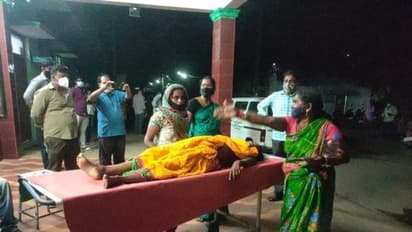 కరోనా భయం... వైద్యానికి నిరాకరించిన డాక్టర్లు, హాస్పిటల్ బయటే మహిళ మృతి