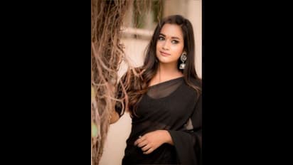 கருப்பு சேலையில்... லைட்டாக இடை தெரிய 'குஷி' ஜோதிகாவை போல் மாறி போஸ் கொடுத்த 'பாண்டியன் ஸ்டோர்' புதிய முல்லை!