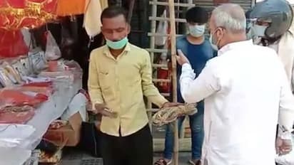 कोरोना के कारण बदल दिया धंधा, कभी बेचते थे शादियों के सामान...लेकिन अब बेच रहे कफन