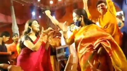 नाइट कर्फ्यू के दौरान बाहुबली के साथ ठुमके लगा फंसी एक्ट्रेस अक्षरा सिंह, जानिए क्या है पूरा मामला