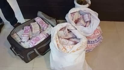 ഉദുമയിൽ നാൽപ്പത് കോടിയുടെ ഫാൻസി കറൻസിയും ആറ് ലക്ഷം രൂപയുമായി മൂന്ന് പേർ പിടിയിൽ