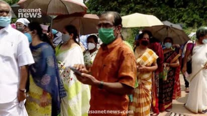 കൊവിഡ് ചട്ടം കാറ്റിൽ പറത്തി ജിമ്മി ജോർജ് സ്റ്റേഡിയത്തിൽ വാക്സിനേഷൻ, രണ്ട് വൃദ്ധർ കുഴഞ്ഞ് വീണു