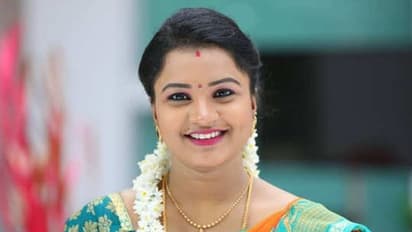 காருக்குள் கட்டாயப்படுத்தி அரை நிர்வாண வீிடியோ... காதலனால் சின்னத்திரை நடிகைக்கு ஏற்பட்ட கொடுமை...!