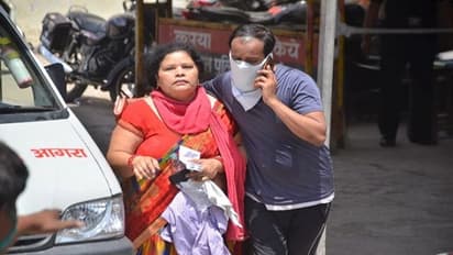 హృదయవిదారకం : భర్తకు నోటితో శ్వాస అందించిన భార్య.. చివరకు...