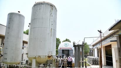 సకాలంలో ఆక్సిజన్ అందించి... కరోనా పేషెంట్స్ ప్రాణాలు కాపాడిన ఎస్పీ