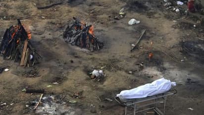 டோக்கன் கொடுத்து சடலங்களை எரிக்கும் கொடூரம்... கொரோனாவால் அரங்கேறும் உச்சகட்ட அவலம்.. மனதை உருக்கும் போட்டோஸ்!