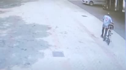 ആലപ്പുഴയില് പട്ടാപ്പകല് കവര്ച്ച; രണ്ടംഗ സംഘം 13 ലക്ഷം കവര്ന്നു