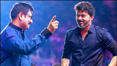 హాస్యనటుడు వివేక్ కుటుంబాన్ని పరామర్శించిన విజయ్..ఎమోషనల్