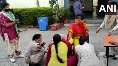 കൊവിഡ് ഡ്യൂട്ടിയായതിനാല്‍ ലീവില്ല; സ്റ്റേഷനില്‍ വച്ച് പൊലീസ് ഉദ്യോഗസ്ഥയുടെ ഹല്‍ദി ചടങ്ങ് നടത്തി