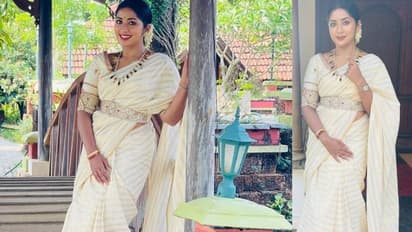 ഓഫ് വൈറ്റ് സാരിയില്‍ മനോഹരിയായി നവ്യാ നായർ; ചിത്രങ്ങള്‍