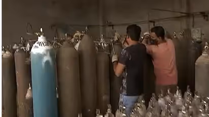 ऑक्सीजन कमी देख इस शख्स ने रातों-रात लगवा दिया ऑक्सीजन प्लांट, बोला-इंसान की जिंदगी सबसे जरूरी