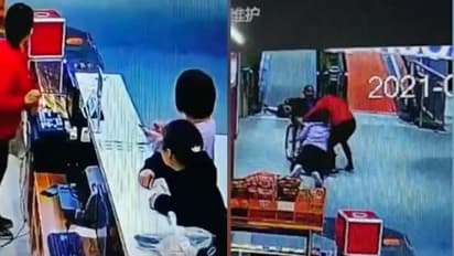 എസ്കലേറ്ററിലൂടെ വീല്ചെയറില് താഴേയ്ക്ക്; വയോധികനെ രക്ഷിച്ച് യുവതി; വീഡിയോ