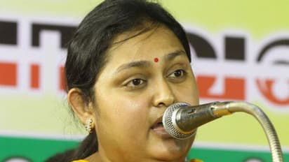 ஓபிஎஸ் ரொம்ப பிஸிங்க.. எடப்பாடிதான் எங்க தலைவர்.. பன்னீரை பயங்கரமா பங்கம் செய்த நடிகை விந்தியா..