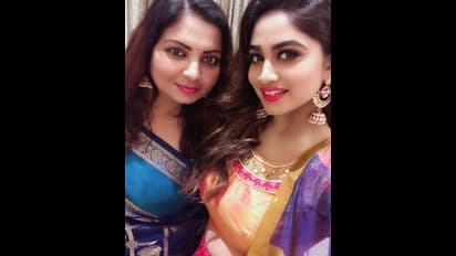 'பிக்பாஸ்' ஷிவானியின் அம்மாவே இவ்வளவு ஸ்டைலிஷா இருக்காங்களே? மகளுடன் எடுத்து கொண்ட கியூட் போட்டோஸ்!